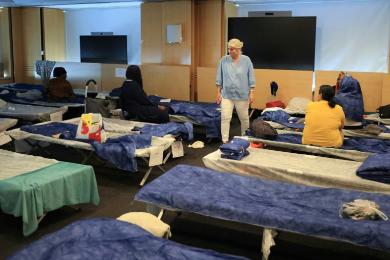 La ministre de la Santé, Stéphanie Rist visite un centre d'hébergement d'urgence à Paris, le 26 juin 2026 lors d'un épisode de canicule en France ( AFP / Ludovic MARIN )