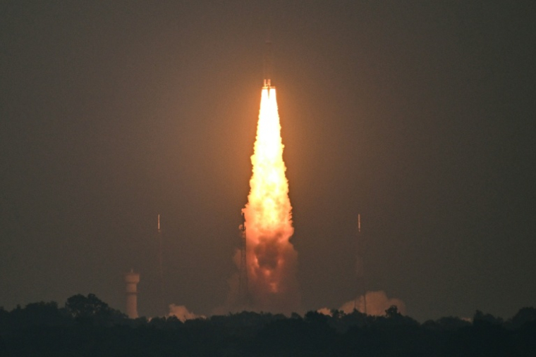 Décollage du lanceur LVM3-M5 pour expédier en orbite le plus lourd satellite de télécommunications jamais lancé par l'Inde, le 2 novembre 2025 au centre spatial de Sriharikota, dans l'est du pays ( AFP / R. Satish BABU )