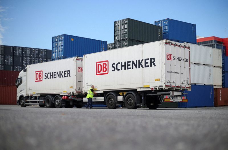 Des camions DB Schenker lors d'une visite de presse de l'unité logistique de la Deutsche Bahn Schenker, dans le port de Hambourg