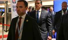 Le secrétaire américain à la Défense, Pete Hegseth (c), arrive pour une réunion bilatérale avec le ministre singapourien de la Défense, Chan Chun Sing, en marge du Sommet du Dialogue de Shangri-La, le 29 mai 2026 à Singapour ( AFP / JAM STA ROSA )