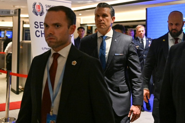 Le secrétaire américain à la Défense, Pete Hegseth (c), arrive pour une réunion bilatérale avec le ministre singapourien de la Défense, Chan Chun Sing, en marge du Sommet du Dialogue de Shangri-La, le 29 mai 2026 à Singapour ( AFP / JAM STA ROSA )