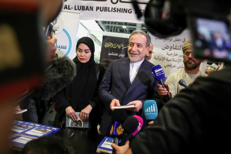 Le ministre iranien des Affaires étrangères Abbas Araghchi lors de la signature de son livre "Le Pouvoir de la négociation", à Mascate, le 25 avril 2025 ( AFP / Haitham AL-SHUKAIRI )