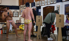 Des baigneurs aux urnes dans un bureau de vote de Bondi Beach, à Sydney (Australie), le 3 mai 2025 ( AFP / DAVID GRAY )
