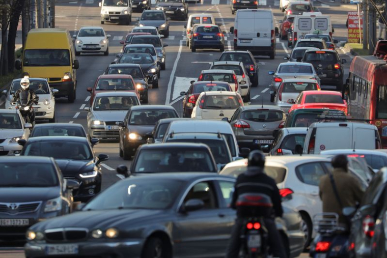 Une rue agitée lors d'un pic de pollution de l'air, à Belgrade