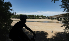 Un cycliste le long de la Loire en partie asséchée à Orléans le 20 juillet 2026 ( AFP / Alain JOCARD )