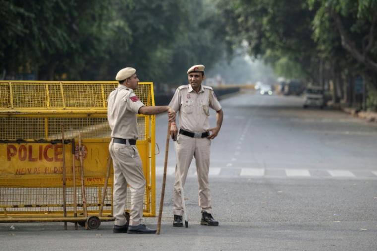Des policiers montent la garde à un point de contrôle temporaire à New Delhi, le 11 octobre 2026 ( AFP / Sajjad HUSSAIN )