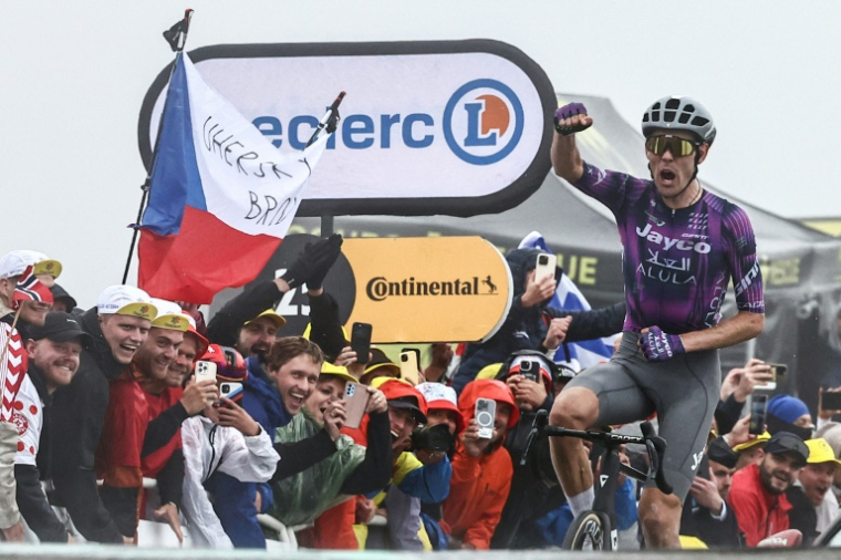 L'Australien Ben O'Connor remporte la 18e étape du Tour de France au col de la Loze, le 24 juillet 2025 ( AFP / Anne-Christine POUJOULAT )