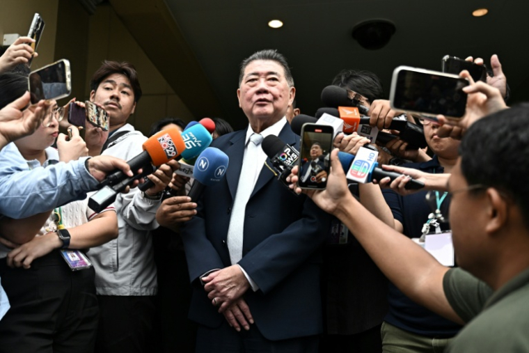Le Premier ministre thaïlandais par intérim, Phumtham Wechayachai, s'adresse aux médias à la Maison du gouvernement à Bangkok, le 3 juillet 2025 ( AFP / Lillian SUWANRUMPHA )