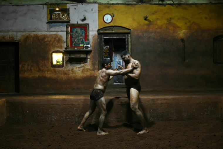 Le lutteur professionnel Mauli Jamdade (d) lors d'un entraînement avec Anil Harale, dans un gymnase à Kolhapur, dans l'État du Maharashtra, le 30 avril 2025 en Inde ( AFP / Indranil MUKHERJEE )
