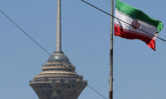 Le drapeau iranien près de la tour Milad à Téhéran, le 25 mai 2026 ( AFP / ATTA KENARE )