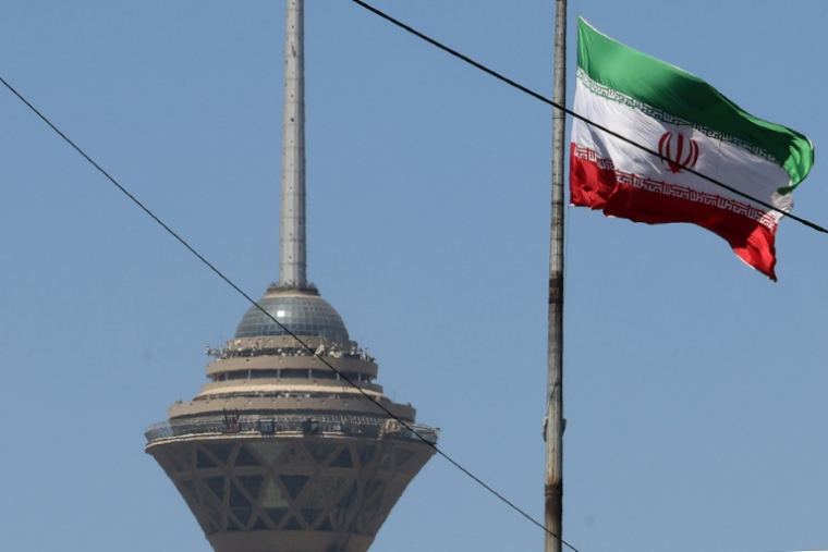 Le drapeau iranien près de la tour Milad à Téhéran, le 25 mai 2026 ( AFP / ATTA KENARE )