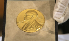La physique des particules, l'invention d'une "cape d'invisibilité" ou l'astrophysique figurent parmi les recherches qui pourraient remporter le prix Nobel de physique mardi, selon les experts ( POOL / Peter Kneffel )