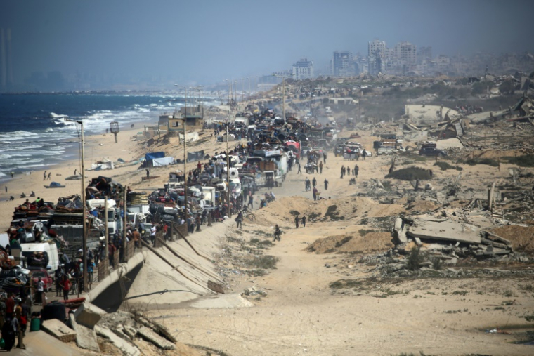Des Palestiniens de la ville de Gaza se déplacent vers le sud de la bande de Gaza avec leurs affaires, sur la route côtière près du camp de réfugiés de Nousseirat dans le centre du territoire, pour fuir une opération militaire israélienne, le 19 septembre 2025 ( AFP / Eyad BABA )