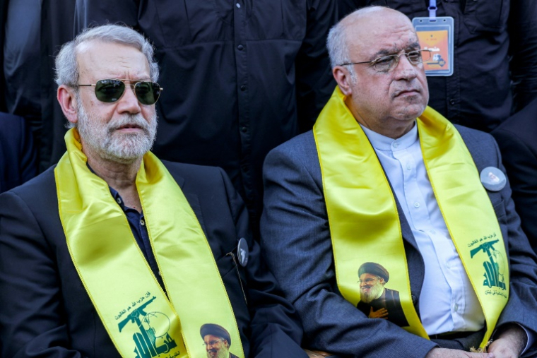 Le secrétaire du Conseil suprême de sécurité nationale iranien, Ali Larijani (g) et l'ambassadeur d'Iran au Liban Mojtaba Amani (d) assistent à une cérémonie du mouvement chiite libanais Hezbollah marquant le premier anniversaire de l'assassinat par Israël de leur dirigeant Hassan Nasrallah, dans la banlieue sud de Beyrouth, le 27 septembre 2025  ( AFP / Anwar AMRO )