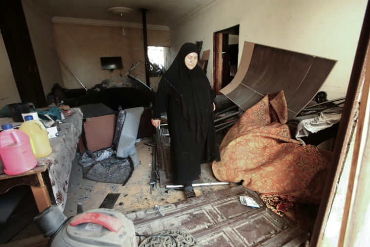 Zeinab Farran, une habitante de Nabatiyé, dans le sud du Liban, dans les décombres de sa maison, le 18 avril 2026 ( AFP / MAHMOUD ZAYYAT )
