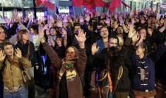 Des manifestants lèvent les bras lors d'un rassemblement de protestation et de recueillement, après avoir appris le décès de la retraitée Maricarmen Abascal, expulsée de son logement, dans un hôpital à Madrid, le 7 octobre 2026 ( AFP / Thomas COEX )