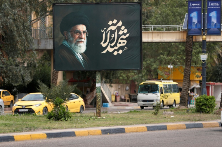 Un portrait géant du guide suprême iranien défunt Ali Khamenei, le 21 mars 2026 à Bagdad   ( AFP / AHMAD AL-RUBAYE )