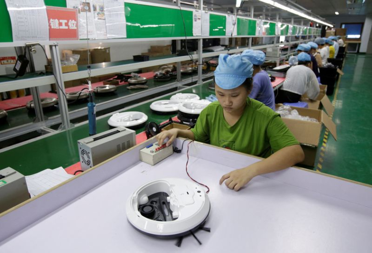 Photo d'archives: Une employée travaille sur la ligne de production d'une usine d'aspirateurs robots de Matsutek à Shenzhen