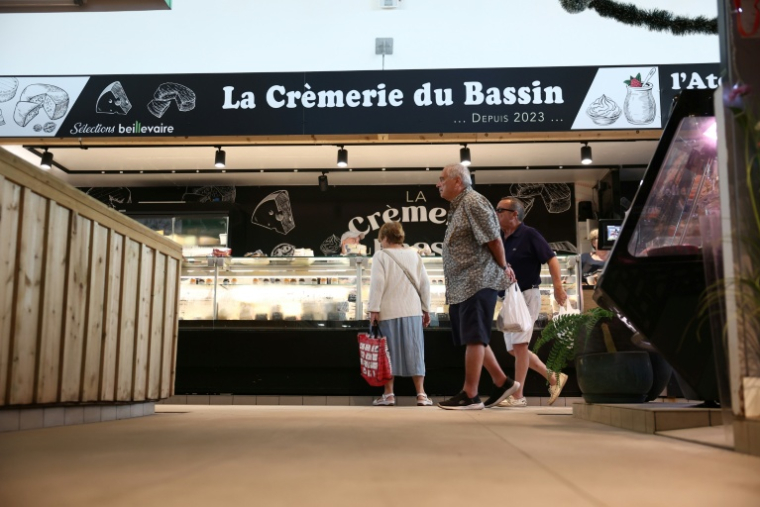 Des clients se rendent au marché d'Andernos-les-Bains, en Gironde, le 1er août 2026 ( AFP / ROMAIN PERROCHEAU )