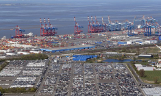 Des voitures destinées à l'exportation attendent d'être chargées au port de Bremerhaven