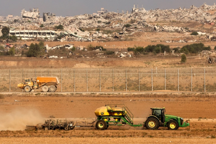 Un tracteur laboure un champ dans le sud d'Israël, le long de la frontière avec la bande de Gaza, le 30 septembre 2025 ( AFP / Jack GUEZ )