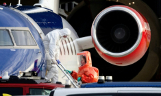 Une personne en combinaison blanche débarque le 6 mai 2026 d'un avion médicalisé Bombardier Challenger 605 censé transporter des passagers du bateau de croisière MV Hondius touché par une épidémie d'hantavirus ( ANP / Jeffrey Groeneweg )