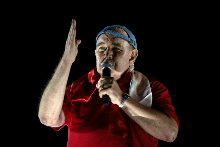 Le candidat ultraconservateur à l'élection présidentielle, Rafael López Aliaga, s'adresse à ses partisans lors d'une manifestation pour dénoncer une supposée "fraude", le 19 avril 2026 à Lima, au Pérou ( AFP / ERNESTO BENAVIDES )