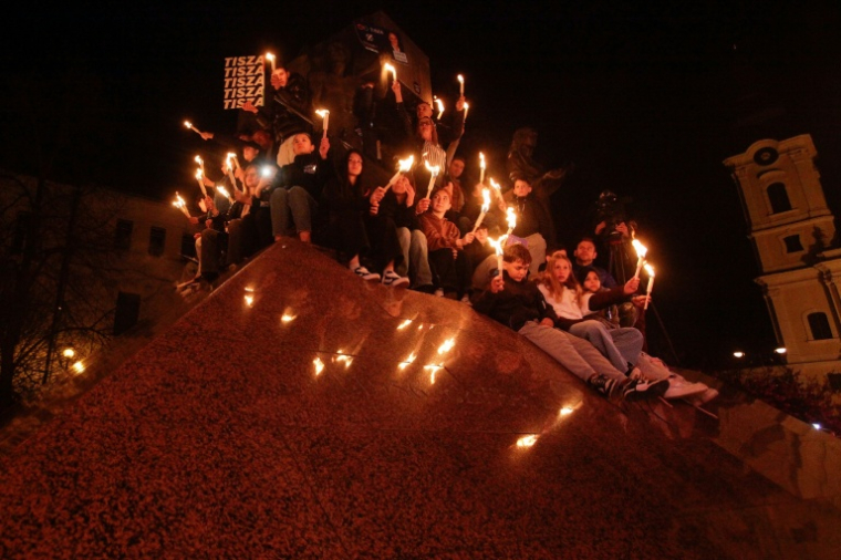 Des partisans du parti Tisza lors d'un meeting électoral à Miskolc, en Hongrie, le 10 avril 2026 ( AFP / Peter Kohalmi )