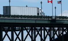 Un camion en provenance des Etats-Unis traverse le pont de la Paix pour entrer au Canada, à Fort Erie, en Ontario, le 18 août 2026 ( AFP / Cole BURSTON )
