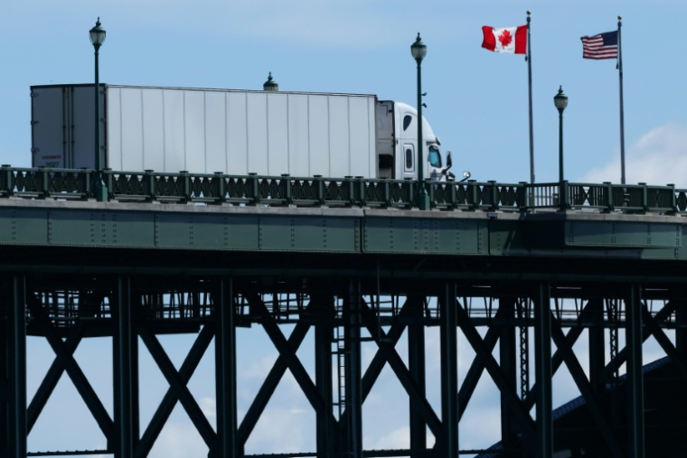 Un camion en provenance des Etats-Unis traverse le pont de la Paix pour entrer au Canada, à Fort Erie, en Ontario, le 18 août 2026 ( AFP / Cole BURSTON )