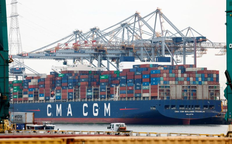 Photo d'archives des conteneurs empilés sur le porte-conteneurs CMA CGM
