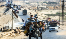 Des Palestiniens circulent sur une route côtière reliant la ville de Gaza, qu'ils évacuent, et celle de Nousseirat (centre), le 9 septembre 2025 ( AFP / Eyad BABA )