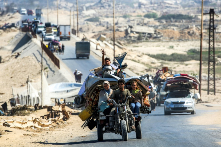 Des Palestiniens circulent sur une route côtière reliant la ville de Gaza, qu'ils évacuent, et celle de Nousseirat (centre), le 9 septembre 2025 ( AFP / Eyad BABA )