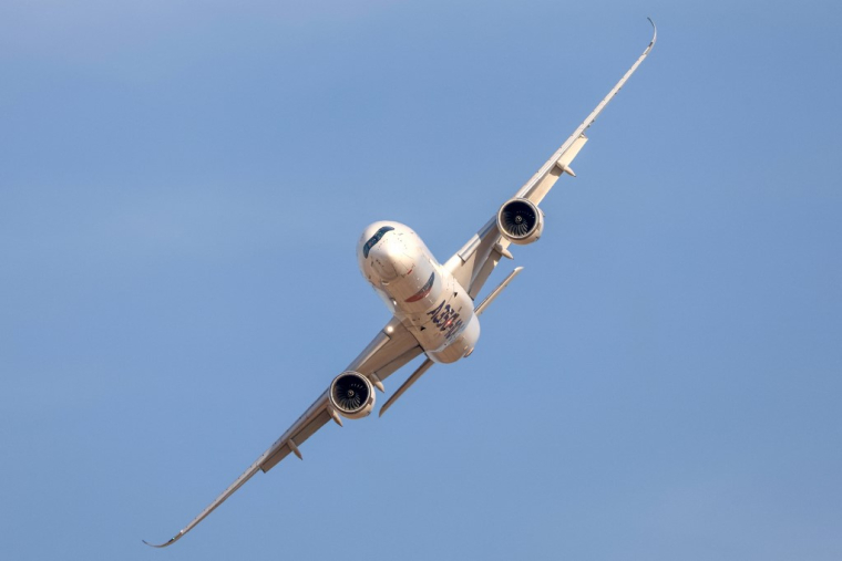 Un Airbus A350-1000, en vol de démonstration, à Dubai (illustration) ( AFP / GIUSEPPE CACACE )