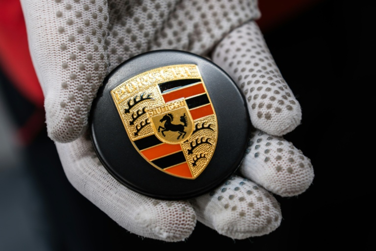 le logo Porsche, Stuttgart - Zuffenhausen, mars 2025  ( AFP / SILAS STEIN )