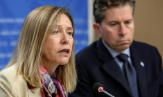 La secrétaire générale de l'OMM, Celeste Saulo (g), et le secrétaire général adjoint de l'ONU aux affaires humanitaires Tom Fletcher, lors d'une conférence de presse sur les conséquences de l’épisode El Niño, le 21 octobre 2026 à Genève ( AFP / Fabrice COFFRINI )