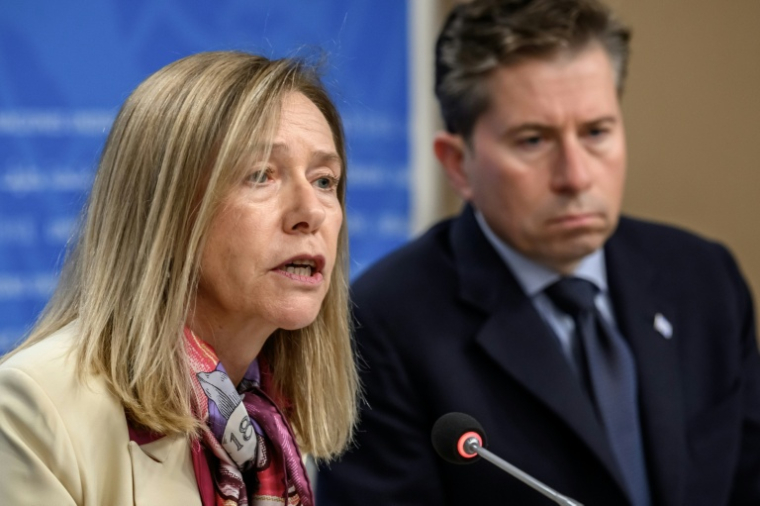La secrétaire générale de l'OMM, Celeste Saulo (g), et le secrétaire général adjoint de l'ONU aux affaires humanitaires Tom Fletcher, lors d'une conférence de presse sur les conséquences de l’épisode El Niño, le 21 octobre 2026 à Genève ( AFP / Fabrice COFFRINI )