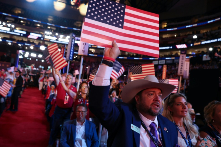 Des participants au deuxième jour de la convention républicaine au America Airlines Center de Dallas (Texas), le 10 septembre 2026 ( AFP / Blake Fagan )