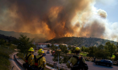 Des pompiers surveillent le "Sandy Fire", dans les collines de Simi Valley, près de Los Angeles, le 18 mai 2026 ( AFP / Apu GOMES )