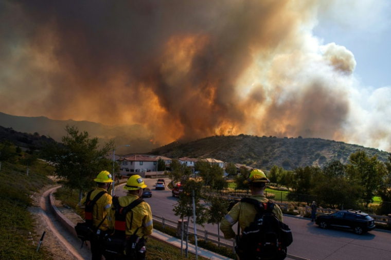 Des pompiers surveillent le "Sandy Fire", dans les collines de Simi Valley, près de Los Angeles, le 18 mai 2026 ( AFP / Apu GOMES )
