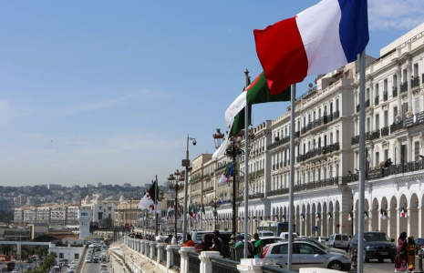 Les drapeaux algérien et français flottent avant l'arrivée du président français Emmanuel Macron, à Alger