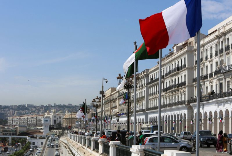 Les drapeaux algérien et français flottent avant l'arrivée du président français Emmanuel Macron, à Alger