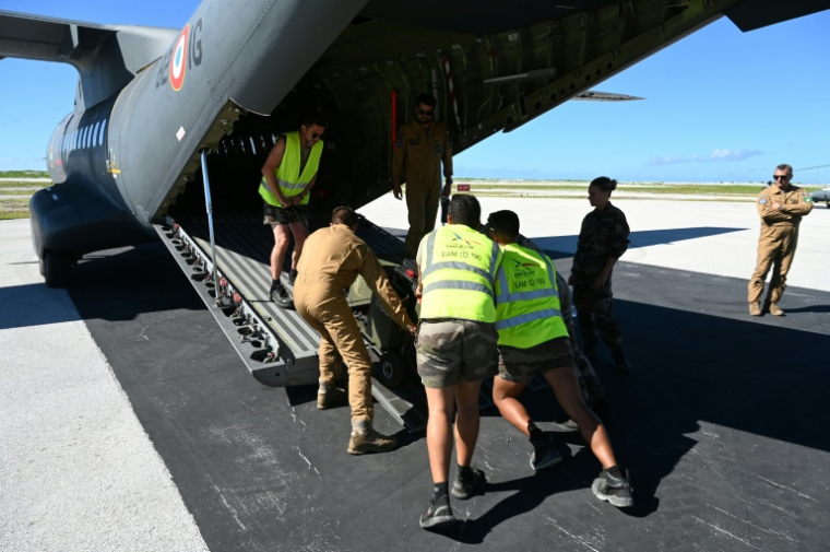 Des soldats déchargent des équipements du CASA/IPTN CN-235 au cours de l'exercice Marara, dans l'archipel  Tuamotu, en Polynésie  française, le 13 juin 2026 ( AFP / Mike LEYRAL )