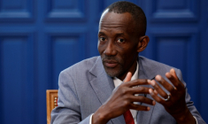 Le maire LFI de Saint-Denis, Bally Bagayoko, à l'Hôtel de ville de Saint-Denis le 1er avril 2026 ( AFP / GEOFFROY VAN DER HASSELT )