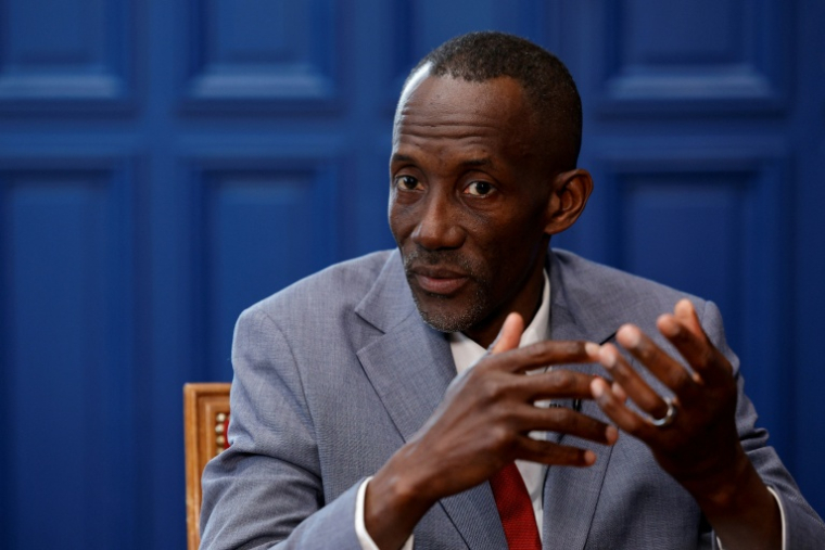 Le maire LFI de Saint-Denis, Bally Bagayoko, à l'Hôtel de ville de Saint-Denis le 1er avril 2026 ( AFP / GEOFFROY VAN DER HASSELT )
