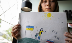 Maria Moskalyova pose avec le dessin anti-guerre qu'elle a réalisé dans son école russe, à Strasbourg, le 6 juin 2026 ( AFP / SEBASTIEN BOZON )
