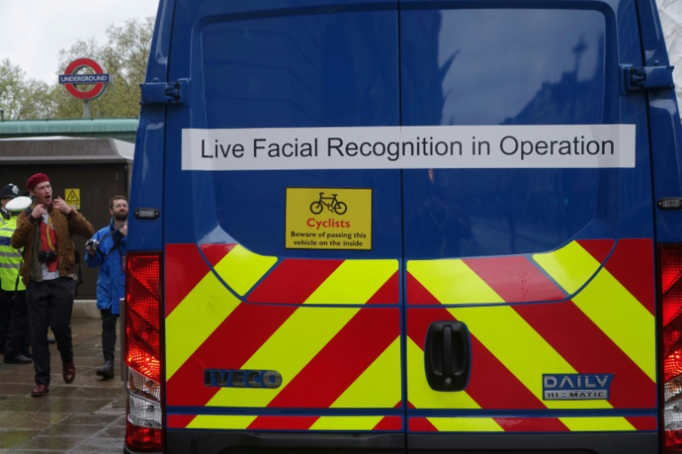 Un van de la police londonienne avec des caméras de reconnaissance faciale en temps réel déployé dans les rues de Londres lors du couronnement du roi Charles III le 6 mai 2023 ( AFP / Will EDWARDS )