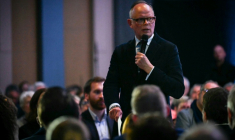 Le maire sortant Horizons du Havre, Edouard Philippe, lors d'un meeting de campagne avant le 2e tour des municipales, le 19 mars 2026 au Havre, en Seine-Maritime ( AFP / LOU BENOIST )