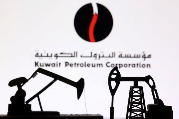 L'illustration montre des vérins de pompe à pétrole imprimés en 3D et le logo de la Kuwait Petroleum Corporation (KPC)