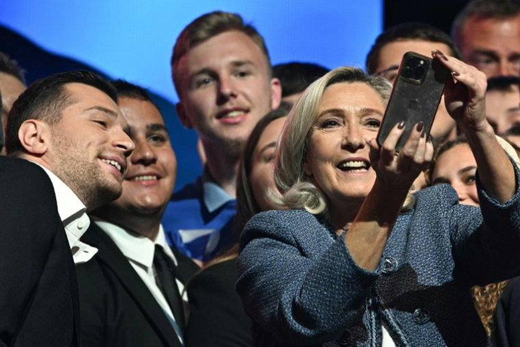 Marine Le Pen, à droite, et Jordan Bardella, à gauche, à Narbonne, dans l'Aude, le 1er mai 2025 ( AFP / Lionel BONAVENTURE )